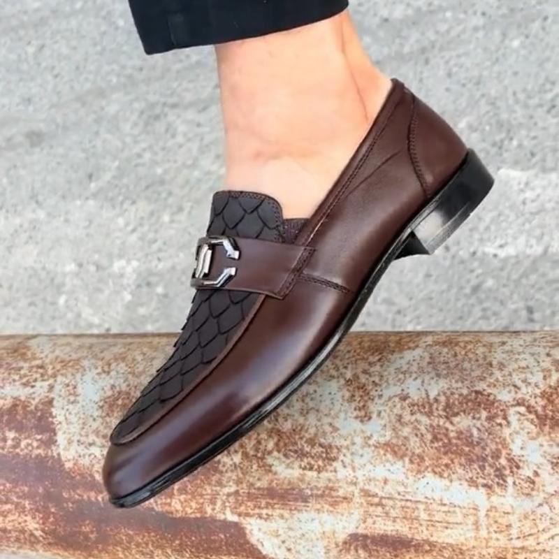 Casual Scale Textured Iron Buckle Loafers